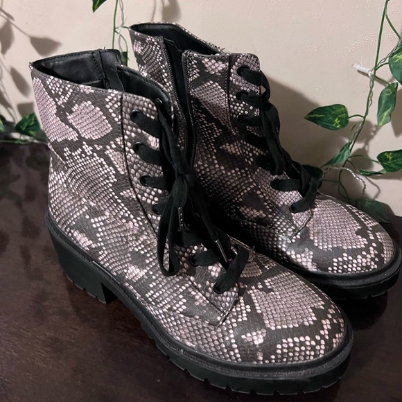 Snake print boots - Picture 2 of 4